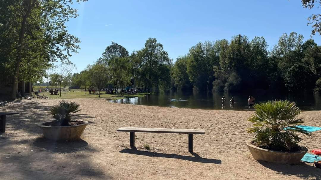 Ruta Santibañesa del Tera, un paisaje junto al agua con un Bosque